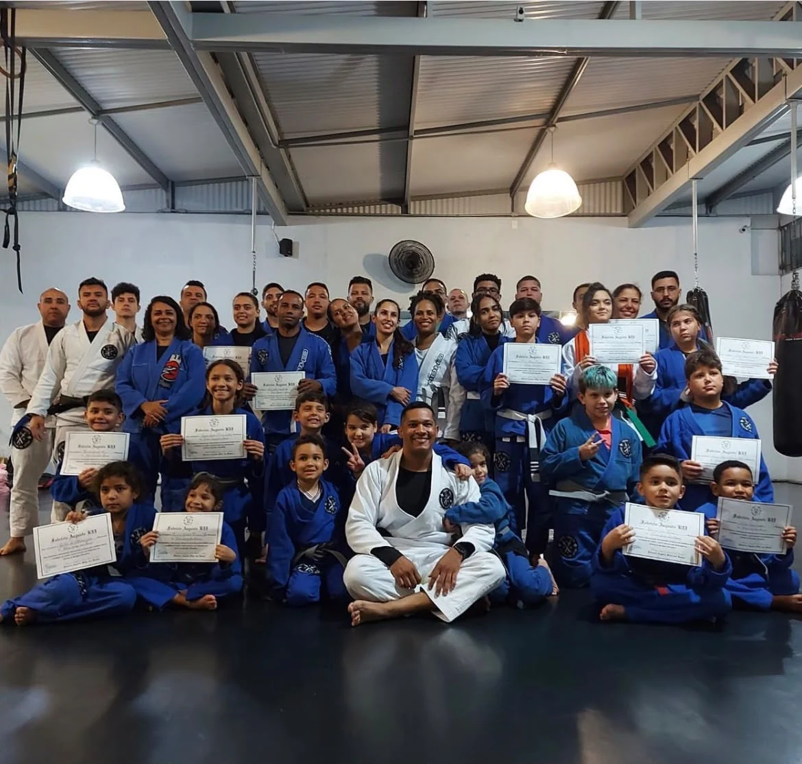 Turma de Jiu-Jitsu com certificados