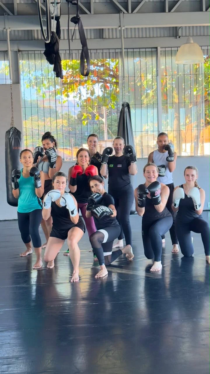 Alunos durante uma aula de luta