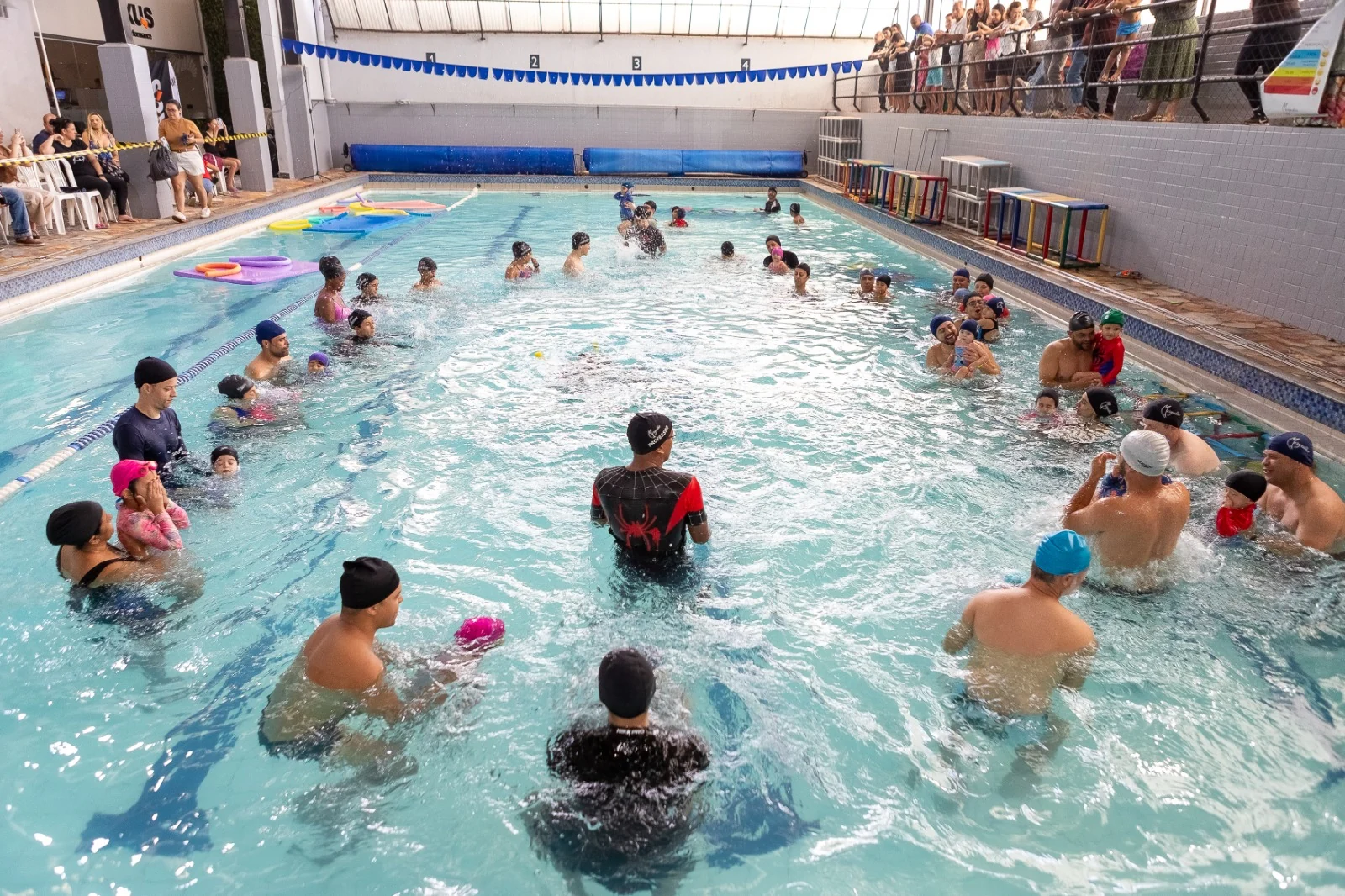 Atividade coletiva na piscina da Academia Mergulho